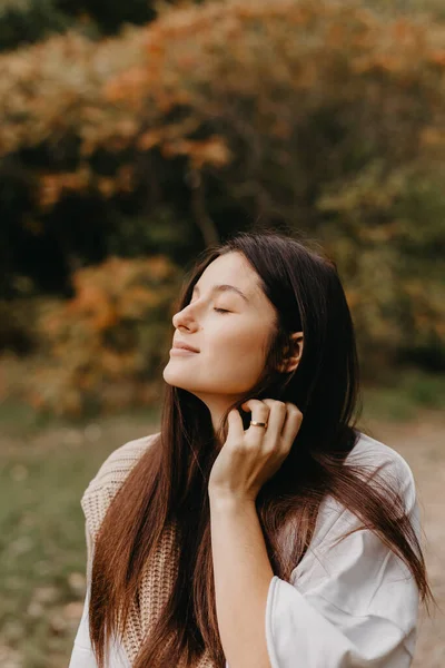 Portrait Jeune Femme Posant Pour Une Photo Sur Fond Parc — Photo