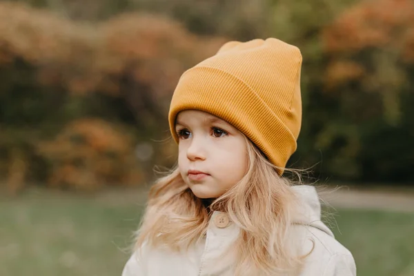 Πορτρέτο Ενός Μικρού Χαριτωμένο Κορίτσι Πόδια Στο Πάρκο Φθινόπωρο — Φωτογραφία Αρχείου