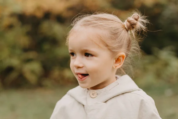 Retrato Uma Menina Que Sorri Mostra Emoções Diferentes Caminhar Parque — Fotografia de Stock