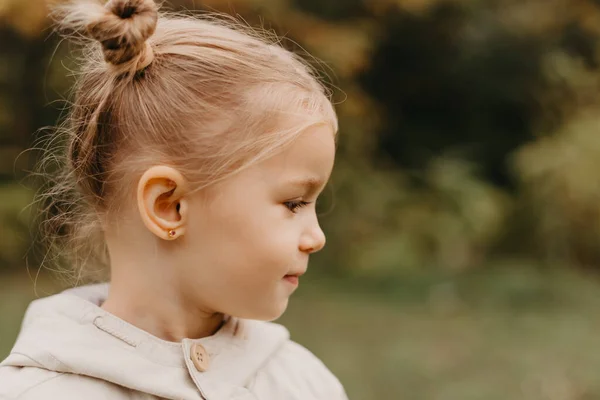 Retrato Uma Menina Bonito Pouco Andando Parque Outono — Fotografia de Stock