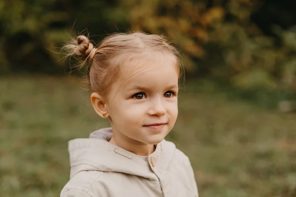 Portret Małej Uroczej Dziewczynki Spacerującej Jesiennym Parku — Zdjęcie stockowe