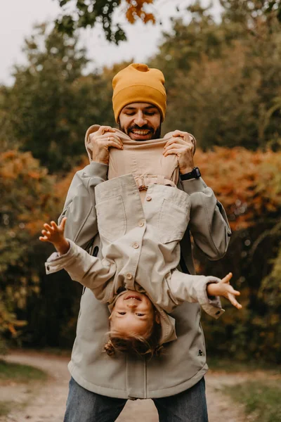 Šťastný Otec Dcera Hrát Při Procházce Krásném Podzimním Parku Ideální — Stock fotografie