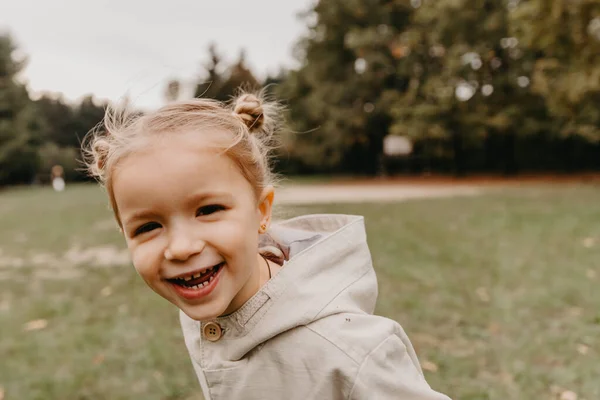 Sonbahar Parkında Yürürken Gülümseyen Doğrudan Kameraya Bakan Küçük Tatlı Bir — Stok fotoğraf