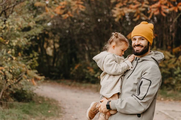 Gelukkige Vader Dochter Spelend Tijdens Een Wandeling Een Prachtig Herfstpark — Stockfoto