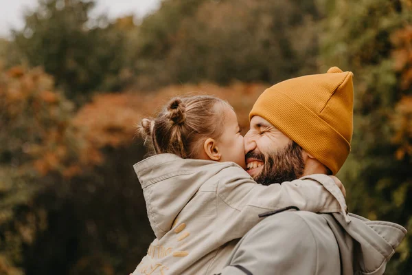 Ung Stilren Skäggig Far Går Med Sin Lilla Dotter Naturen — Stockfoto