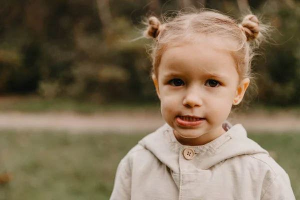 Retrato Uma Menina Que Sorri Mostra Emoções Diferentes Caminhar Parque — Fotografia de Stock