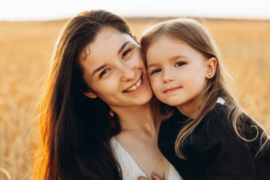 Genç anne çocuğunu kucağında tutuyor. Annesinin bakımı bebeğim.