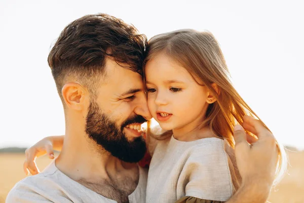 Leuke Kleine Dochter Zijn Vaders Armen Papa Dochter Hebben Plezier — Stockfoto