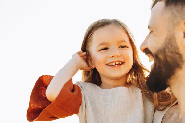 Stijlvolle Bebaarde Vader Met Zijn Kleine Dochter Zijn Armen Een — Stockfoto