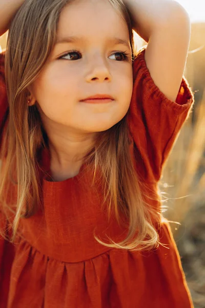 Μικρό Όμορφο Χαμογελαστό Κορίτσι Ένα Χωράφι Χρυσό Σιτάρι Κορίτσια Στο — Φωτογραφία Αρχείου