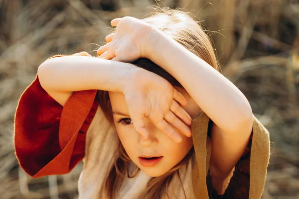 Красивая Летняя Девочка Ходит Позирует Фото Пшеничном Поле Закате — стоковое фото
