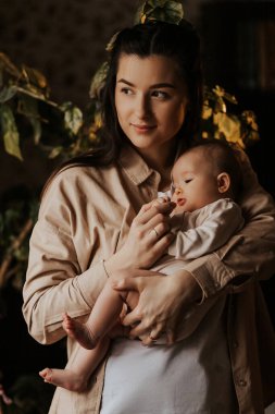 Annesinin kollarında yeni doğmuş bir kızın otantik portresi. Kadın sevinir, kucaklar ve öper. Bir çocuk konuşur. Kızı mutlu, mutlu bir annelik dönemi geçirir.