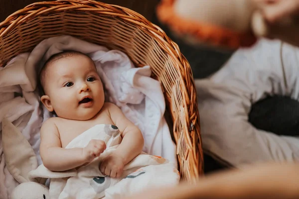 Retrato Bebê Ativo Bonito Deitado Berço Sorrindo Olhando Para Câmera — Fotografia de Stock