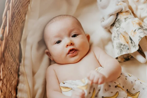 Retrato Lindo Bebé Activo Acostado Una Cuna Sonriendo Mirando Cámara — Foto de Stock