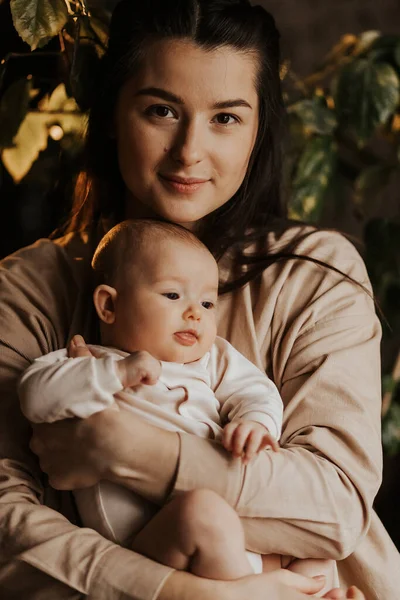 Portretul Unui Copil Fericit Brațele Mamei — Fotografie, imagine de stoc