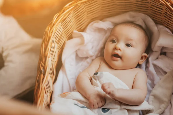 ベビーベッドの中に寝そべってカメラを見ている可愛いアクティブな赤ん坊の肖像画 コピースペース Happy Modhoodのコンセプト — ストック写真