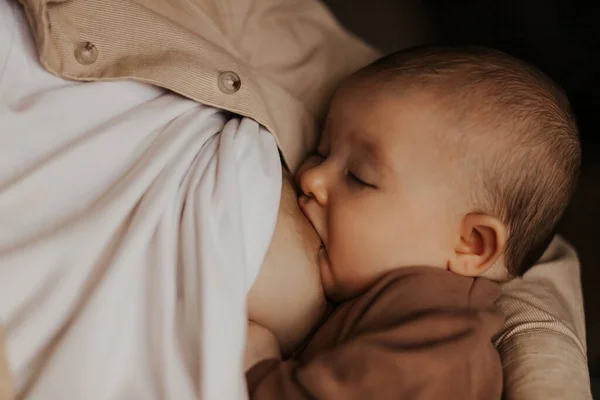 Ute Retrato Hermoso Bebé Chupando Pecho Mamá Tocando Los Labios —  Fotos de Stock