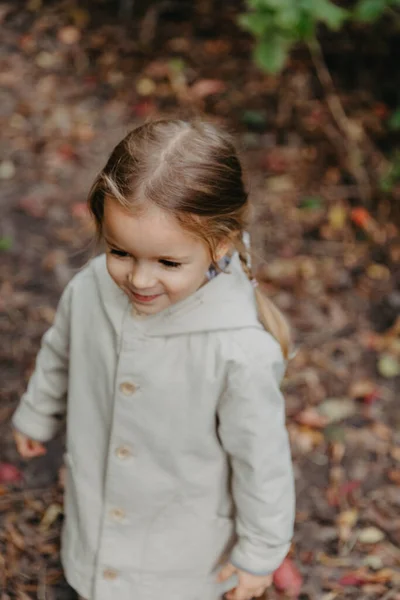 Flicka Klädd Eleganta Höstkläder Poserar För Ett Foto Promenad Parken — Stockfoto