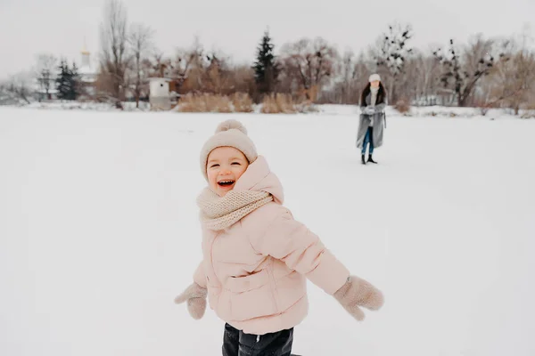 Lycklig Kärleksfull Familj Mor Och Barn Flicka Att Kul Leka — Stockfoto