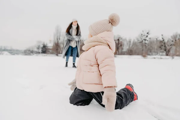 Lycklig Mor Och Dotter Har Roligt Solig Vinter Snö Semester — Stockfoto