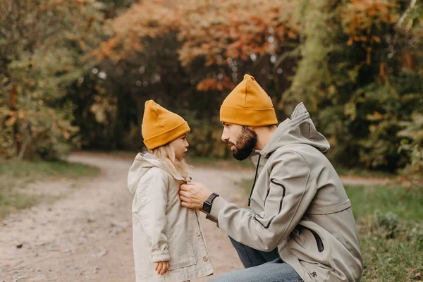 Glad Far Och Dotter Leker Medan Går Vacker Höstpark Idealisk — Stockfoto