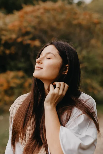 Portrait Jeune Femme Posant Pour Une Photo Sur Fond Parc — Photo