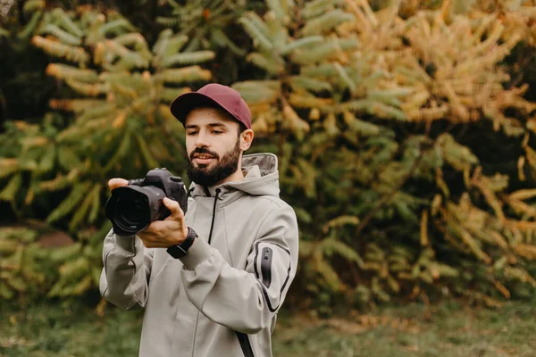 Стильний Бородатий Фотограф Фотоапаратом Руках Робить Фото Осінньому Парку — стокове фото