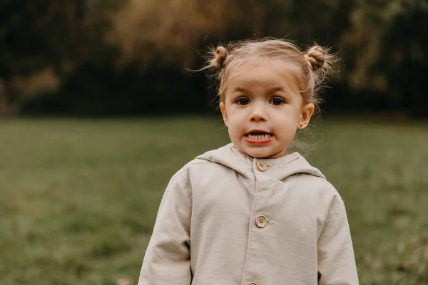 Retrato Uma Menina Que Sorri Mostra Emoções Diferentes Caminhar Parque — Fotografia de Stock