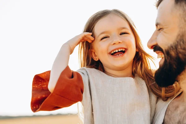 Porträtt Dotter Med Far Som Glatt Ler Och Omfamnar — Stockfoto