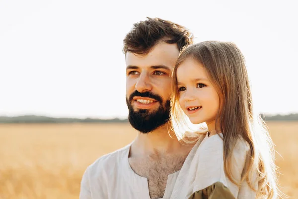 Portrét Dcery Otcem Kteří Šťastně Usmívají Objímají — Stock fotografie