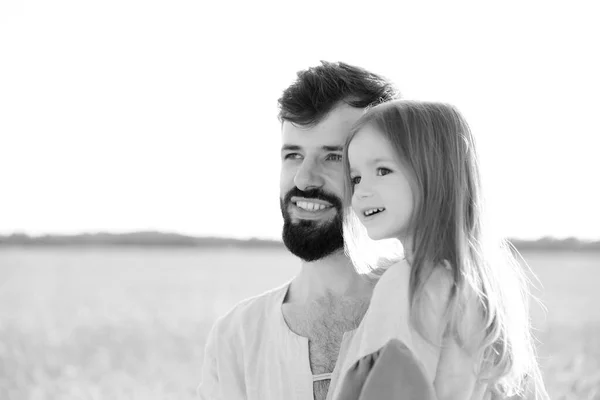 笑顔で抱きしめる父と娘の肖像 — ストック写真