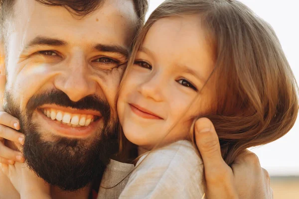 Portret Van Een Dochter Met Vader Die Gelukkig Glimlacht Omarmt — Stockfoto