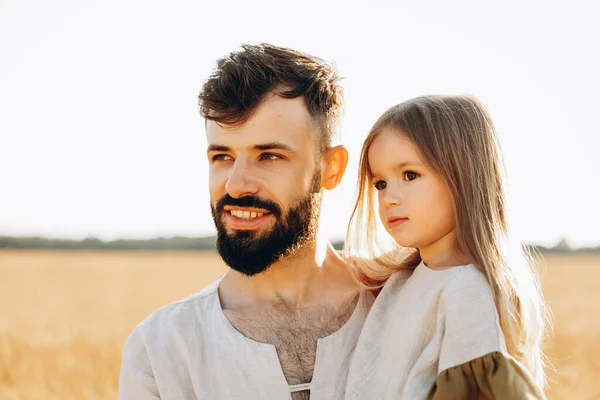 Retrato Filha Com Pai Que Estão Alegremente Sorrindo Abraçando — Fotografia de Stock