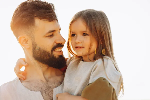 Retrato Hija Con Padre Que Sonríe Felizmente Abraza — Foto de Stock