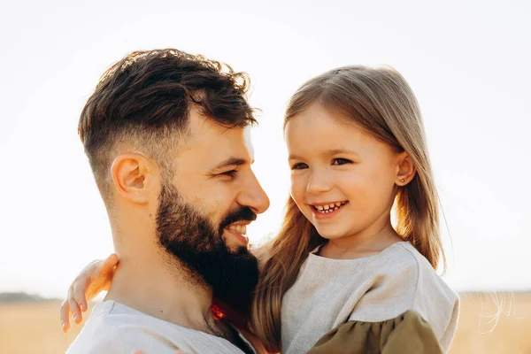 Retrato Filha Com Pai Que Estão Alegremente Sorrindo Abraçando — Fotografia de Stock