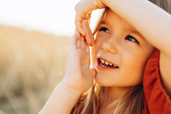 Muito Feliz Sorrindo Positiva Menina Posando Para Uma Foto Passeio — Fotografia de Stock