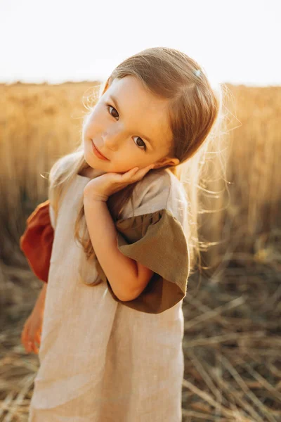 Sehr Glückliches Lächelndes Und Positives Kleines Mädchen Das Bei Einem — Stockfoto