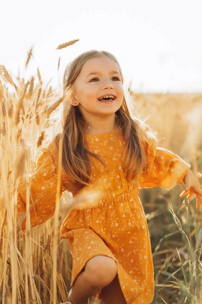 Çok Mutlu Gülümseyen Pozitif Küçük Bir Kız Sahada Yürürken Fotoğraf — Stok fotoğraf