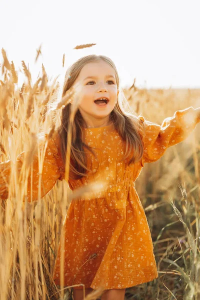 Mycket Glad Leende Och Positiv Liten Flicka Poserar För Ett — Stockfoto