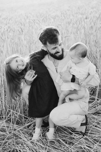 Feliz Joven Padre Brazos Sus Hijitas Papá Hijas Son Fotografiados — Foto de Stock