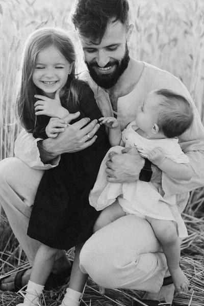 Feliz Jovem Pai Nos Braços Das Suas Filhas Papai Duas — Fotografia de Stock