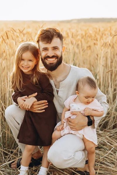 Feliz Jovem Pai Nos Braços Das Suas Filhas Papai Duas — Fotografia de Stock