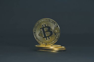 Bitcoin paraları siyah arkaplanda serili.