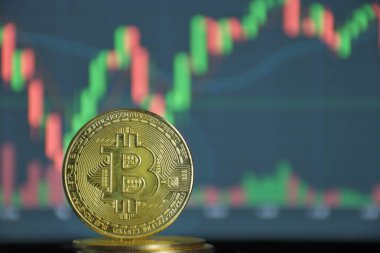 Bitcoin paraları bir şamdan arka planına yerleştirilir.