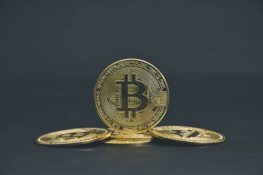 Bitcoin paraları siyah arkaplanda serili.