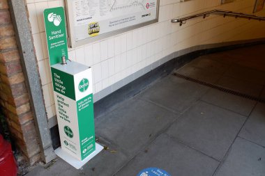 Coronavirus (COVID-19) salgını sırasında Londra metro istasyonunda detol el temizleme ünitesi