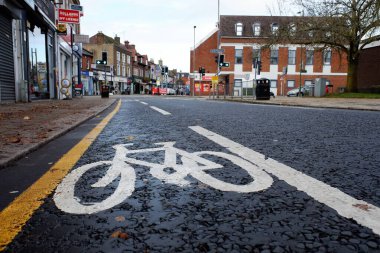 Asfalt yol yüzeyinde beyaz boyanmış bisiklet yolu