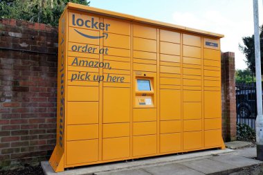 İngiliz benzin istasyonundaki Amazon Dolapları