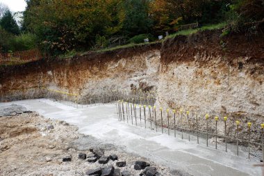 Beton istinat duvarı döşemesi çelik demirle güçlendirilmiş.