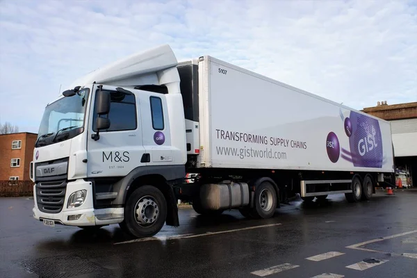 Gist Limited Daf Cf450 Truck Vykládá Supermarketu Marks Spencer — Stock fotografie